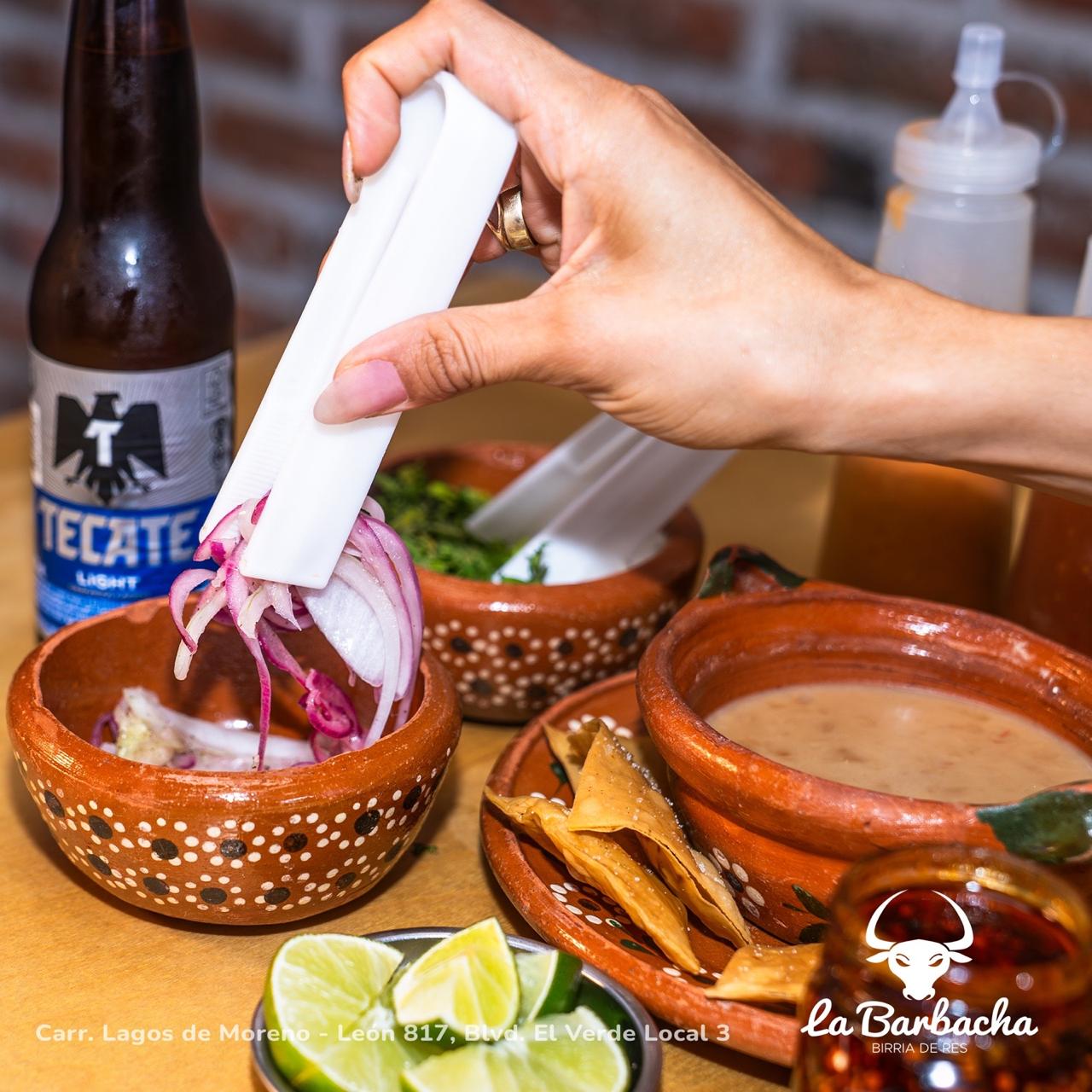 Preparando los acompañamientos: cebolla morada curtida, cilantro y limón recién cortados