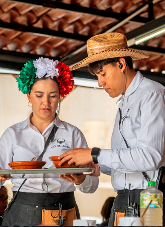 Equipo de La Barbacha sirviendo un pedido en el salón