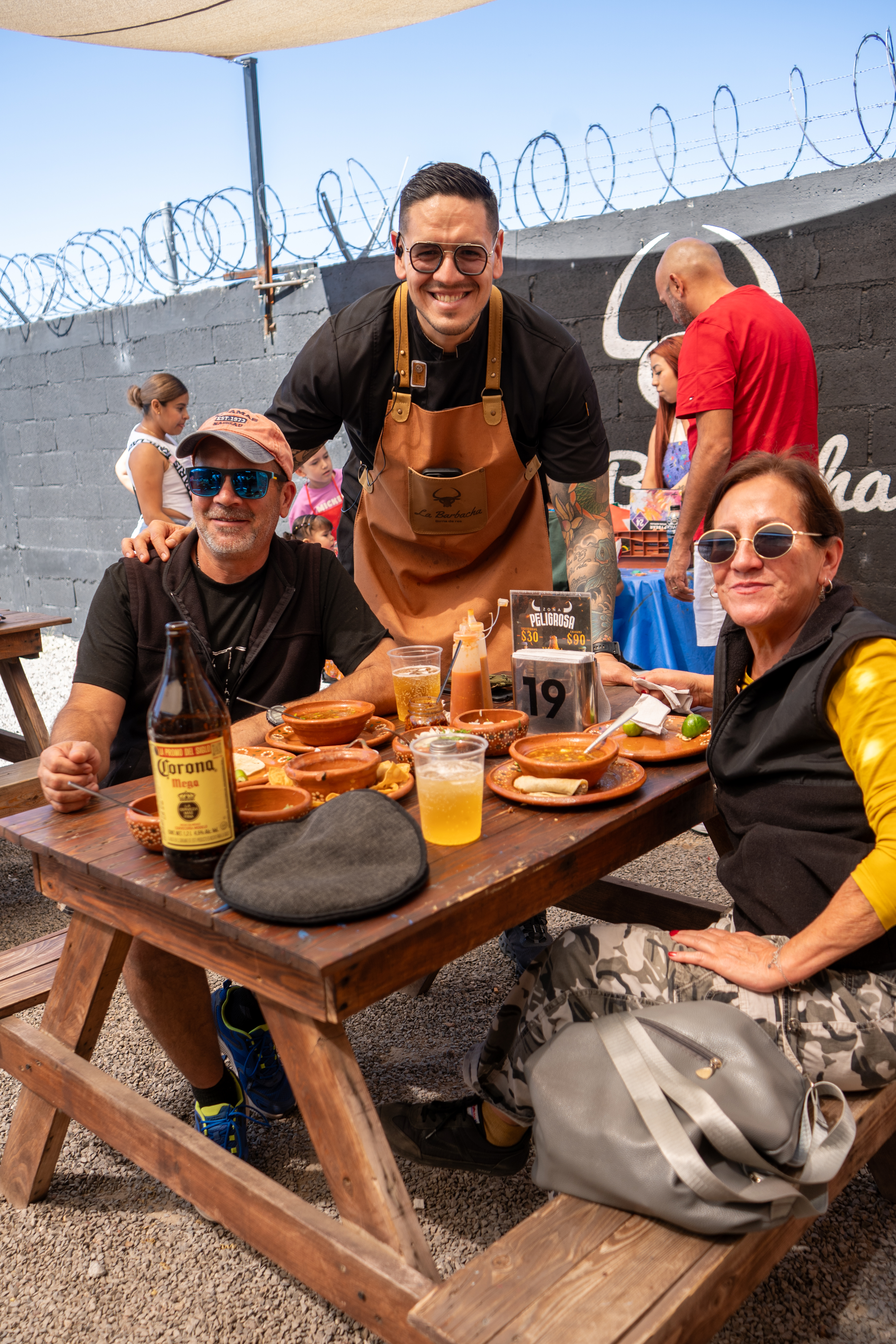 Chef de La Barbacha conviviendo con clientes en su mesa