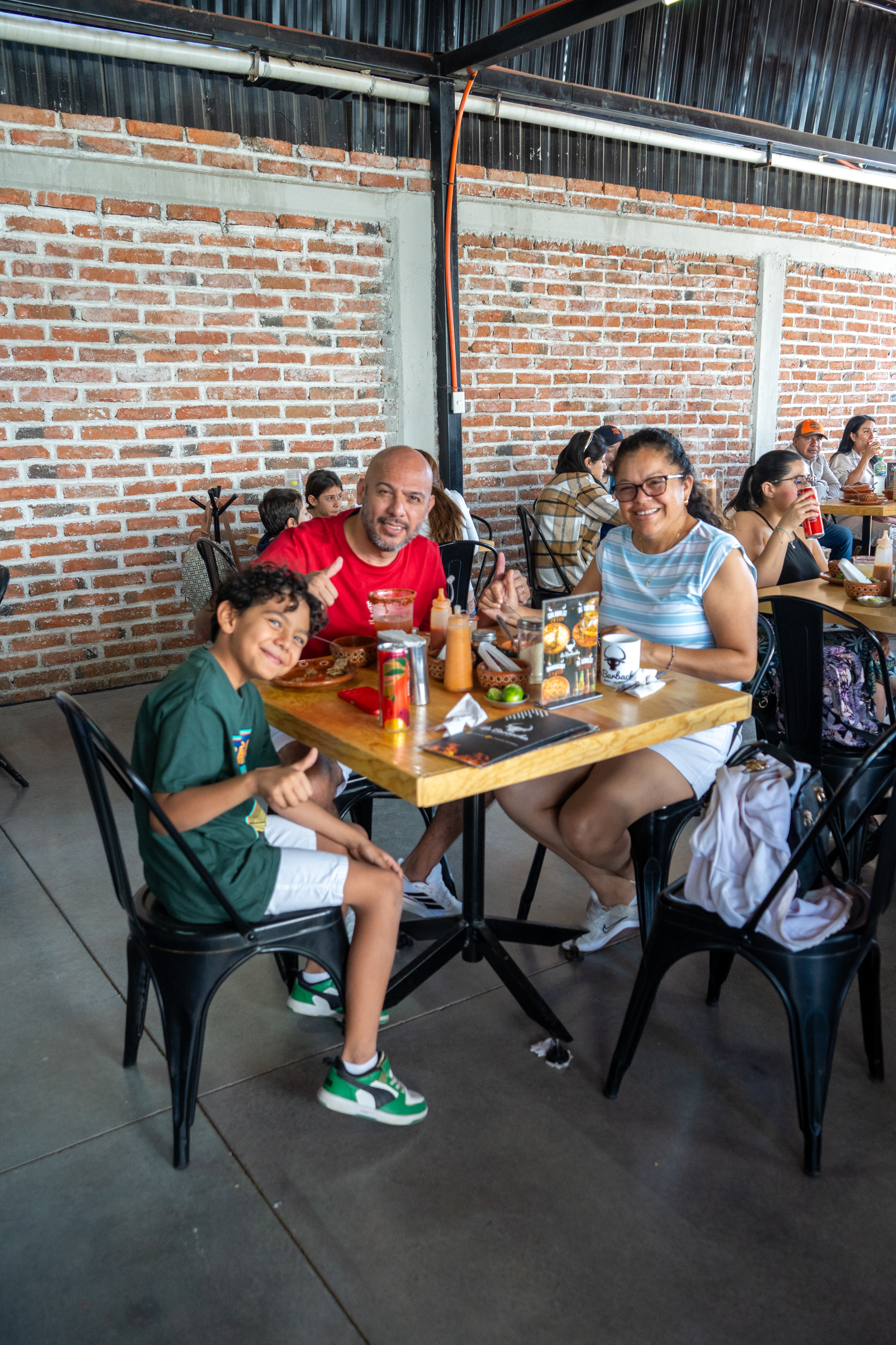 Familia compartiendo la mesa en La Barbacha
