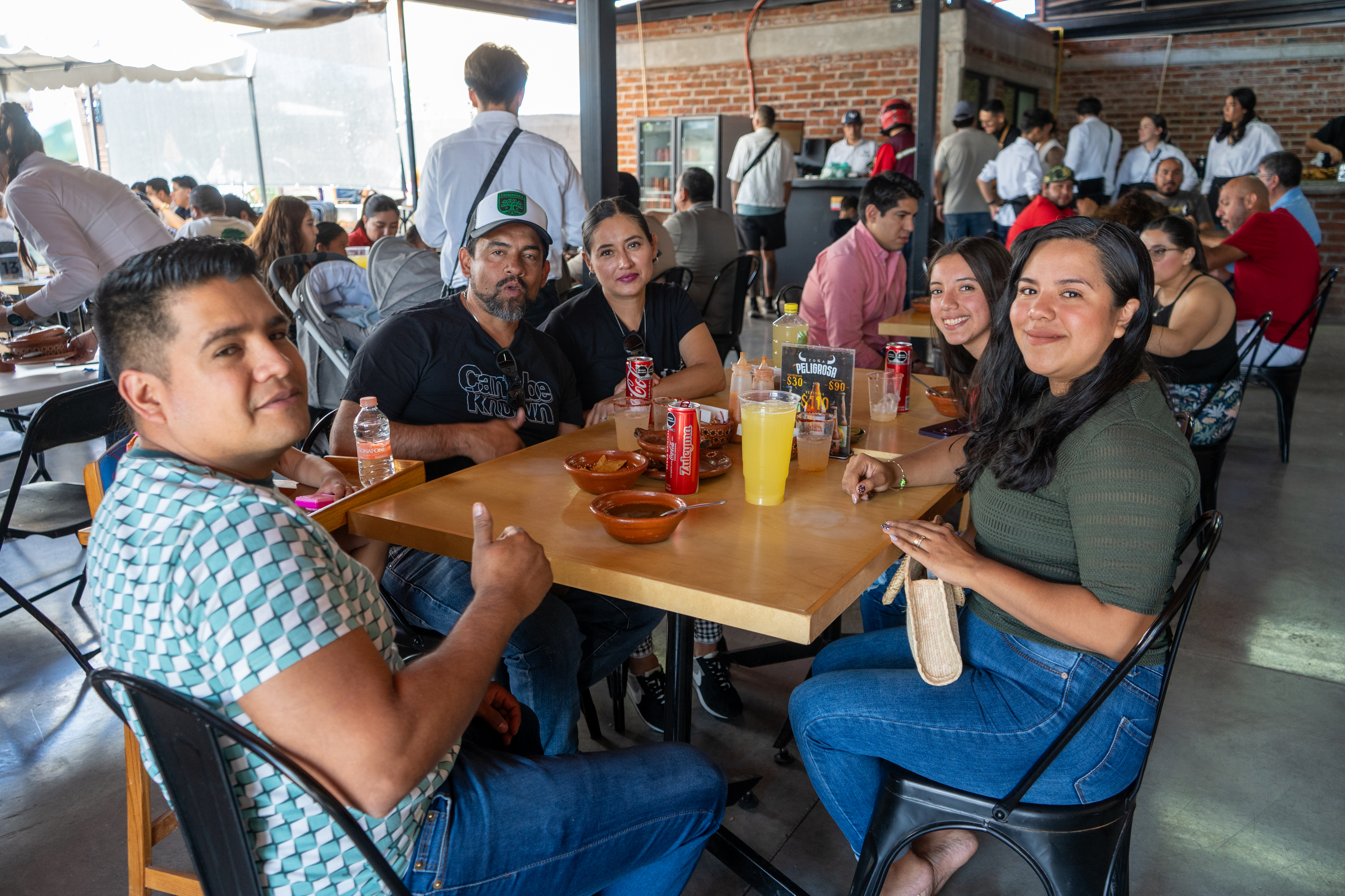 Grupo de amigos compartiendo la mesa en La Barbacha