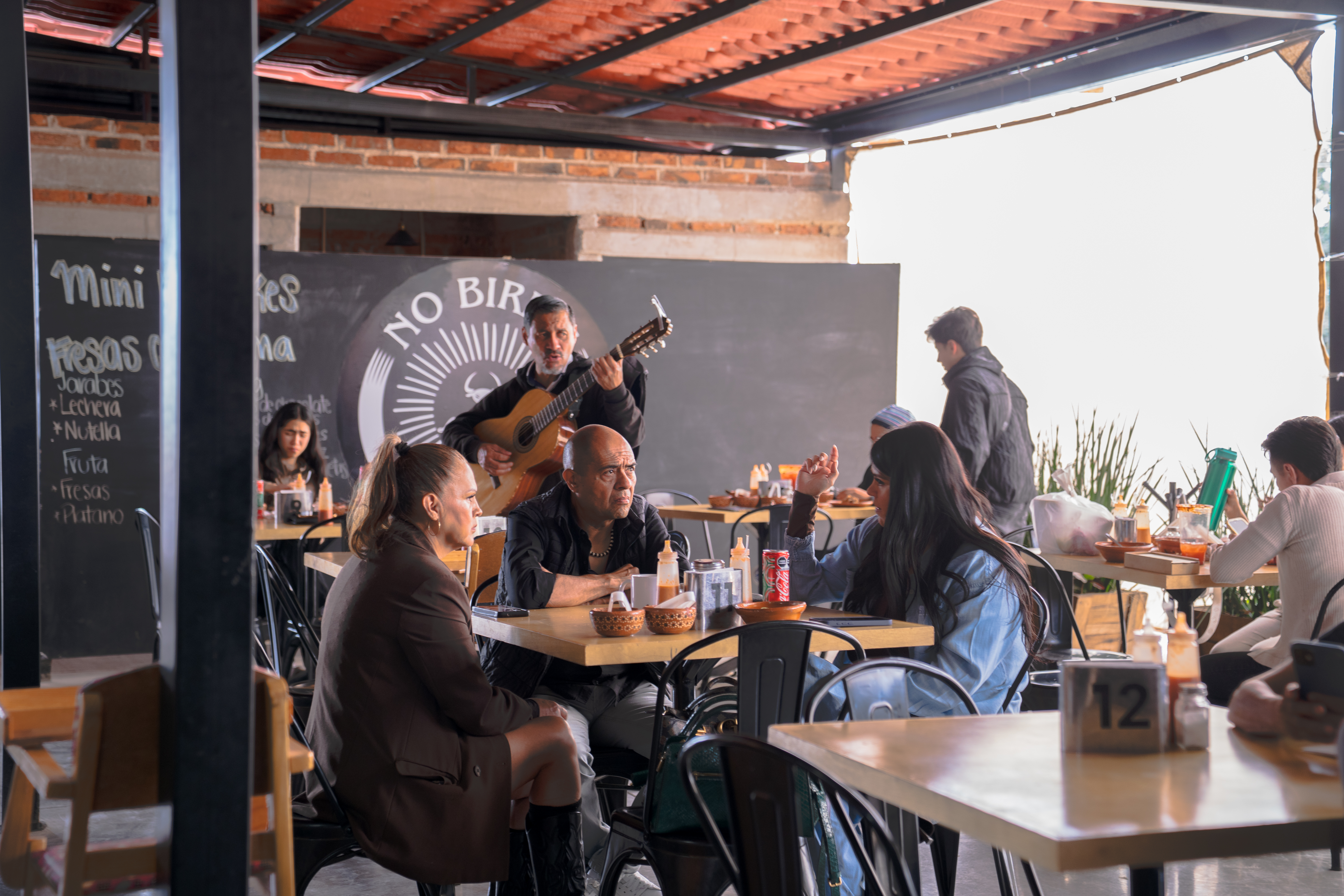 Músico tocando guitarra para los comensales de La Barbacha
