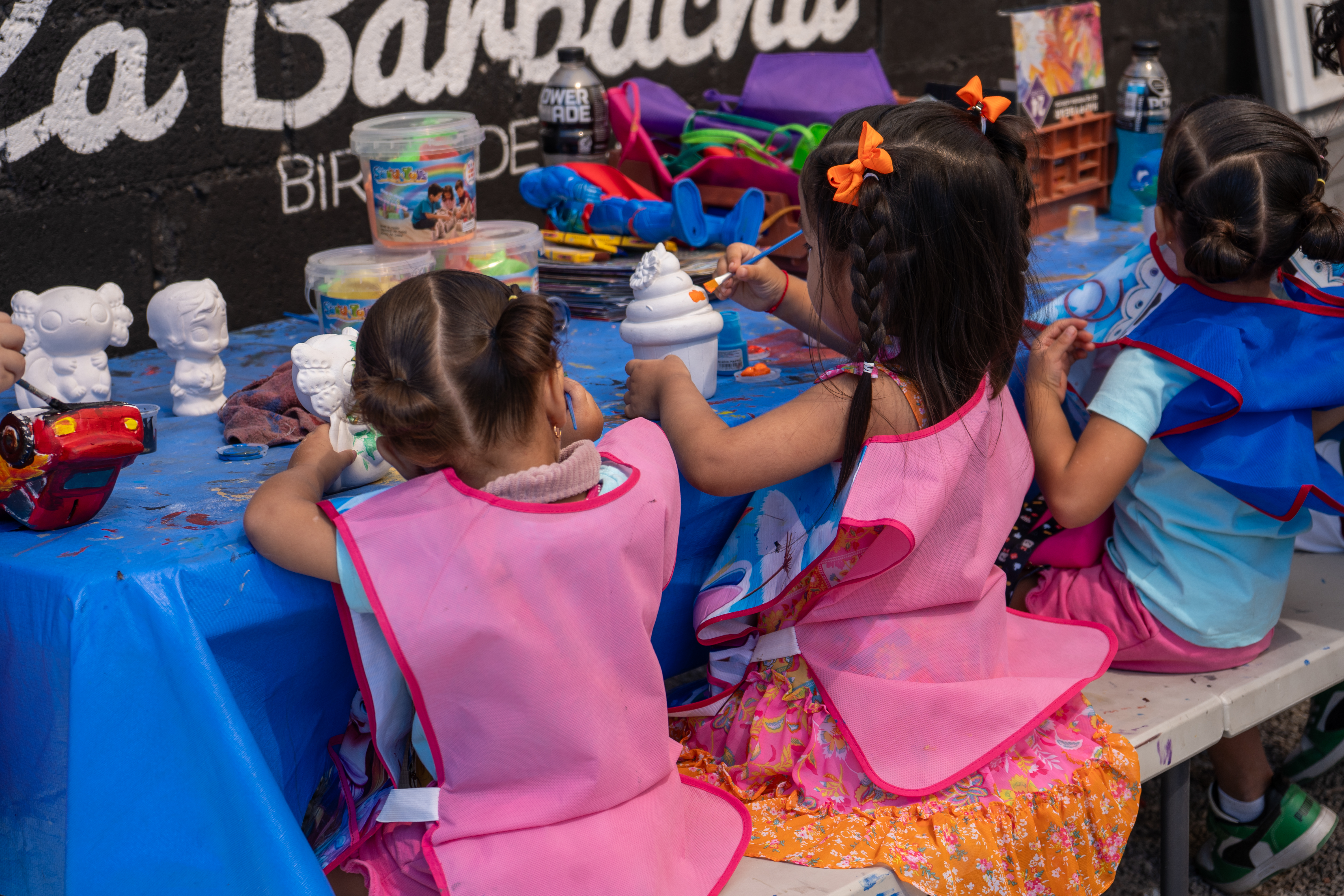 Niñas pintando figuras de yeso en el taller infantil de La Barbacha