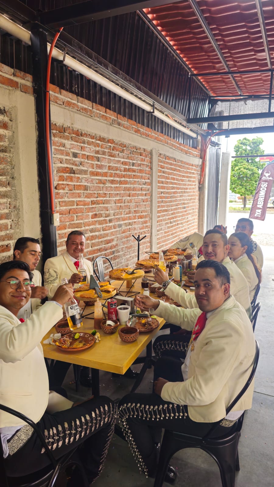 Mariachis disfrutando en La Barbacha