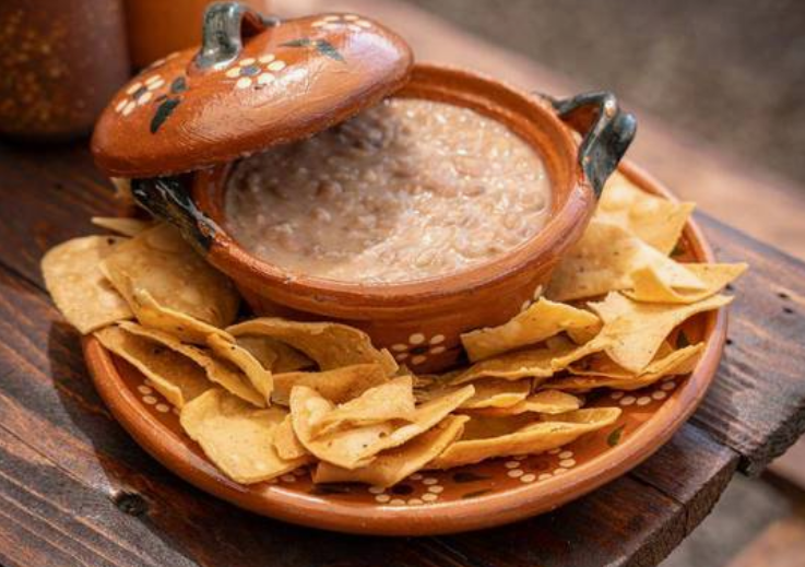 Frijoles refritos de cortesía con totopos, uno de los acompañamientos de La Barbacha