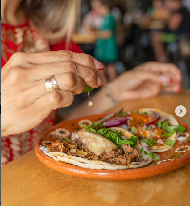 Taco especial de birria con cebolla morada y cilantro, recién exprimido con limón